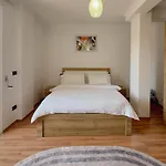 Whole Floor In Upscale Neighborhood Апартаменты Тирана