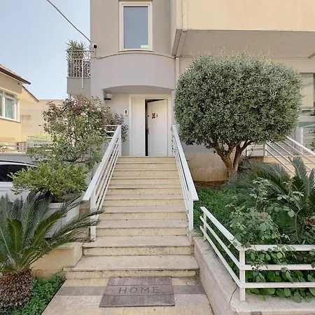 Whole Floor In Upscale Neighborhood Apartment *