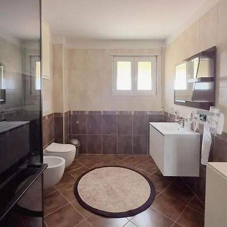 Whole Floor In Upscale Neighborhood Apartment *