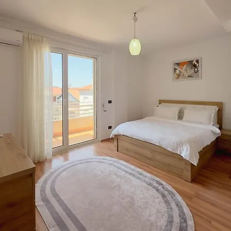 Apartment Whole Floor In Upscale Neighborhood *