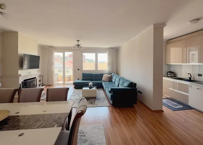 Whole Floor In Upscale Neighborhood * 地拉那