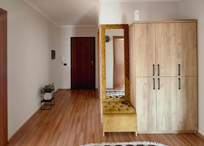 Whole Floor In Upscale Neighborhood * 地拉那