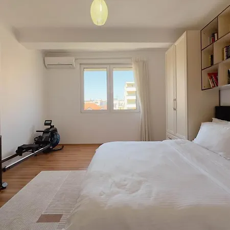 Apartman Whole Floor In Upscale Neighborhood