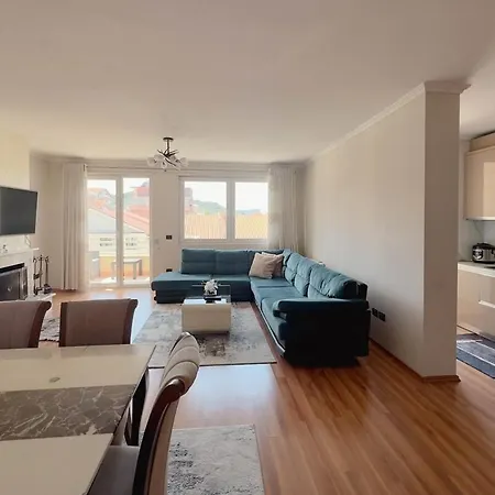 Whole Floor In Upscale Neighborhood * 地拉那