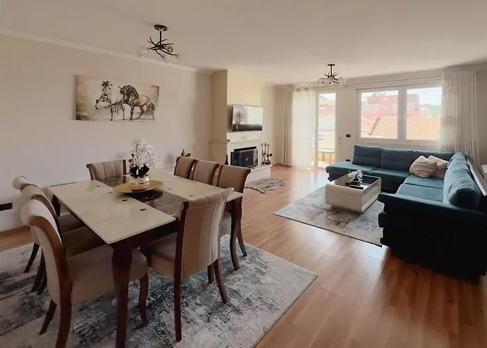 Whole Floor In Upscale Neighborhood Appartamento