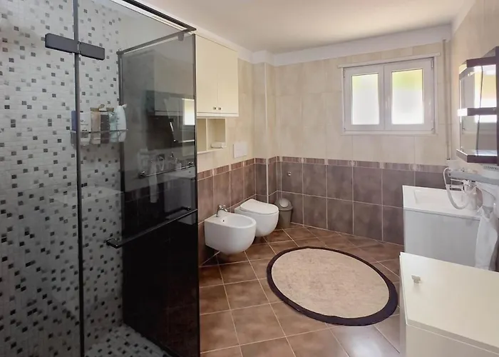 Whole Floor In Upscale Neighborhood Appartamento