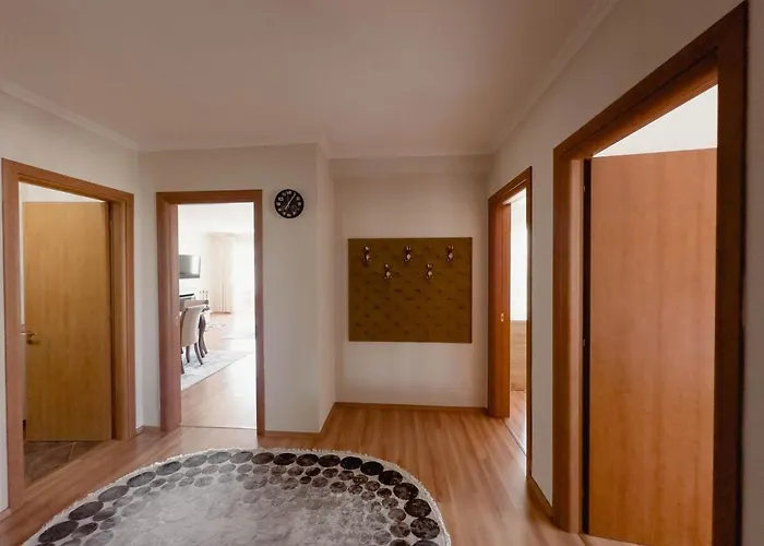 Apartman Whole Floor In Upscale Neighborhood